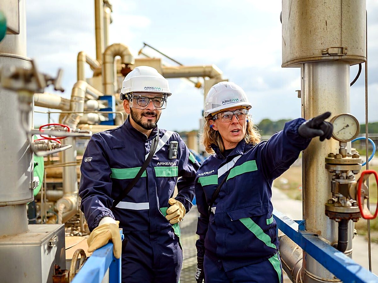 Equipe da Arkema com EPI em uma unidade industrial
