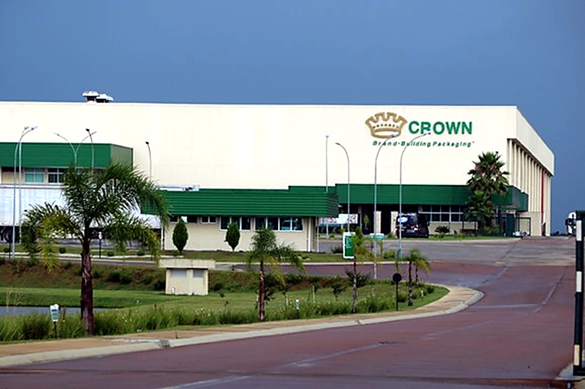 Fachada de uma planta industrial da Crown