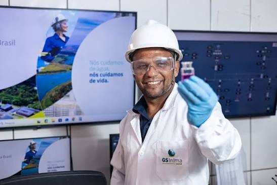 Técnico da GS Inima em laboratório de análise de água