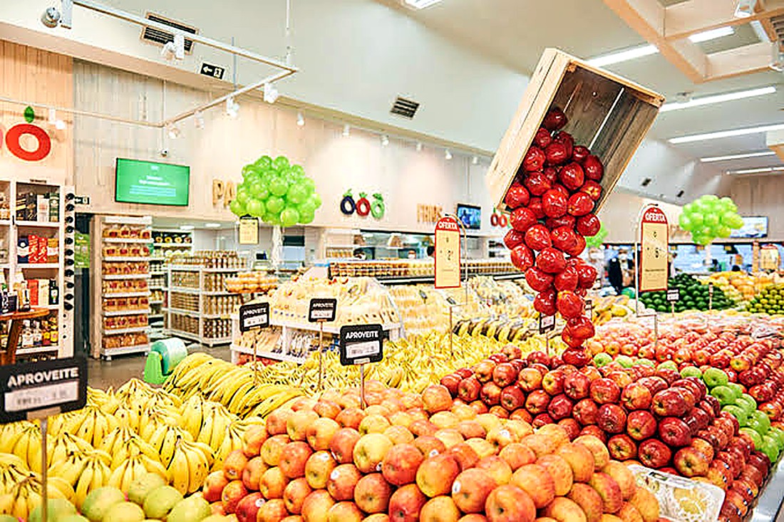 Interior de uma loja Oba Hortifruti com frutas