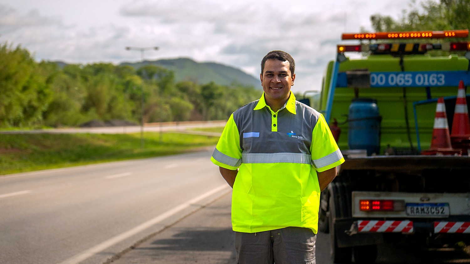 Colaborador da Nova Rota do Oeste ao lado do guincho, na rodovia